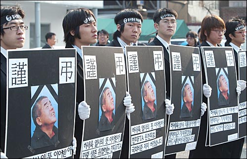 한미FTA 협상을 반대하며 분신사망한 택시노동자 고 허세욱씨의 장례식이 열린 지난 4월 18일 오전 고인이 근무했던 서울 봉천동 한독운수에서 노제가 열렸다. 
